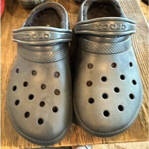 Fleece lined, black crocs, unisex